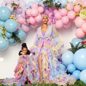 Картина с Преливащи се цветове рокли за майки и дъщери с ръкави, разкошни многоцветни рокли от буен тюл, Многоярусная фотосесия с рюшами и лък