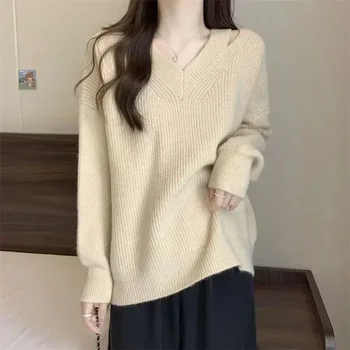 Мек и воскообразный обикновен пуловер с v-образно деколте за жени, в есенно-зимната нова трикотажная долна риза свободно намаляване с дълги ръкави.