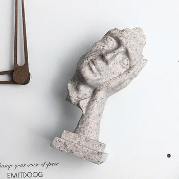 Миниатюрна фигурка Мълчанието Thinker от смола и пясъчник 9,5 см, Статуетка за украса на дома, работния плот, обект скулптура