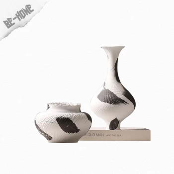 Черно-бели, гидропонные, минималистичные и модерни, украсени с керамични вази с широко гърло за хотели и семейства.
